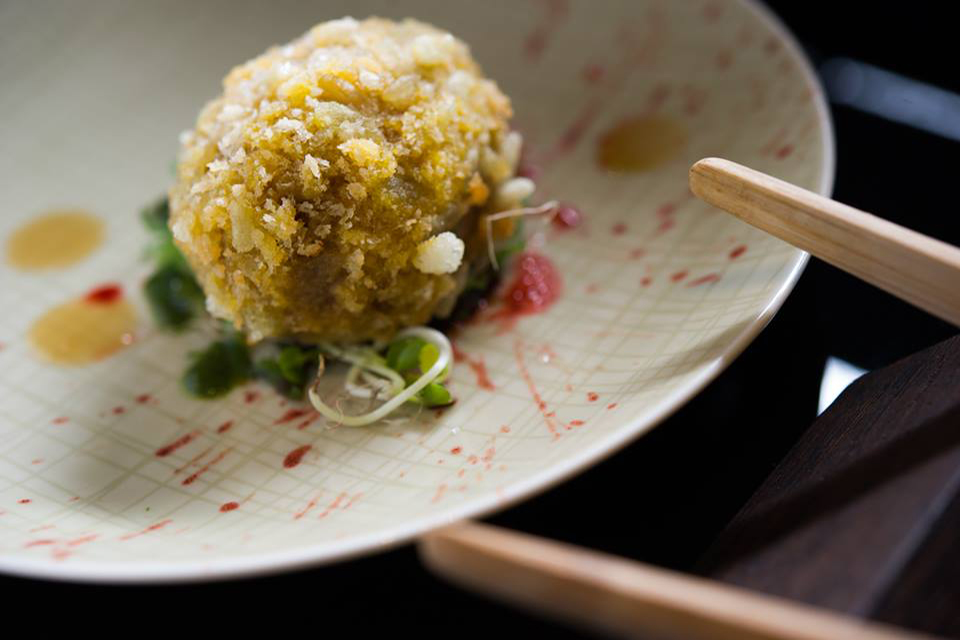 Yugo, Uovo croccante con spinaci rossi, salsa al sesamo ed alghe