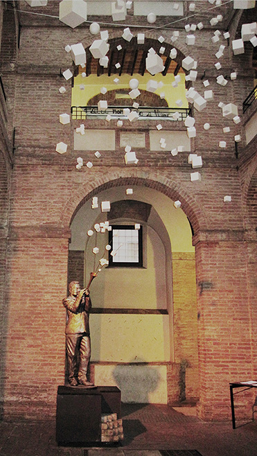 L'installazione Corpo del Suono, ad Opera di Matteo Maggio, nel chiostro di Palazzo San Galgano (Siena), 2010