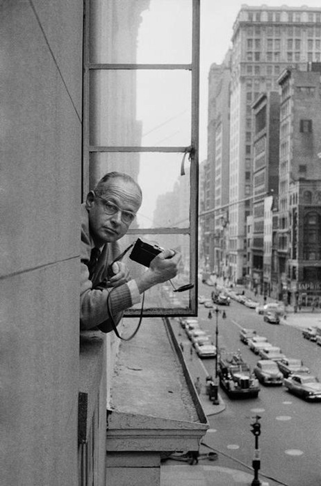 Renè Burri fotografato da Cartier-Bresson negli uffici della Magnum
