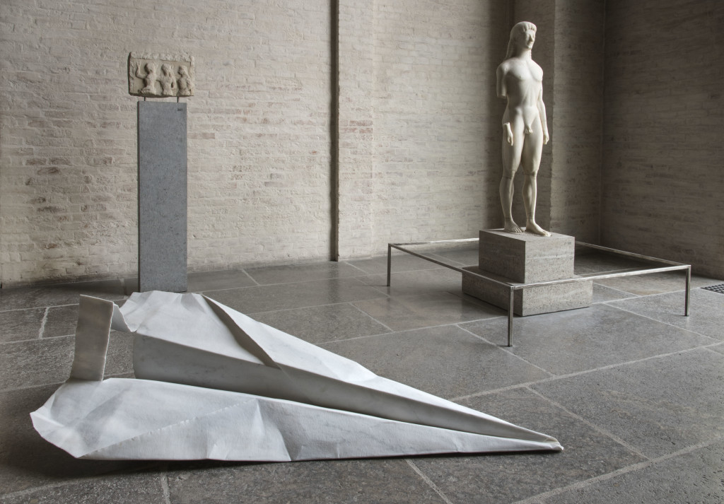Fabio Viale, Aereo, 2018, marmo bianco, cm 75 x 200 x 95, Glyptothek, Munich, courtesy Fabio Viale