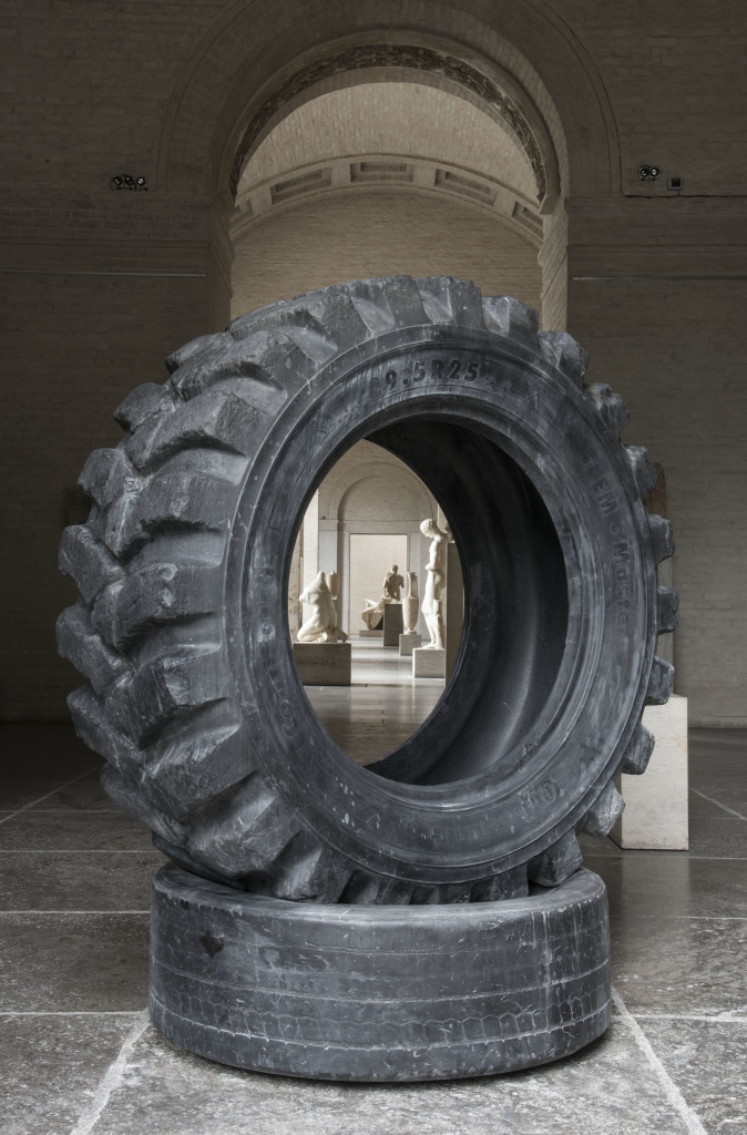 Fabio Viale, Earth, 2018, marmo nero, cm 190 x 130 x 140, Glyptothek, Munich, courtesy Fabio Viale