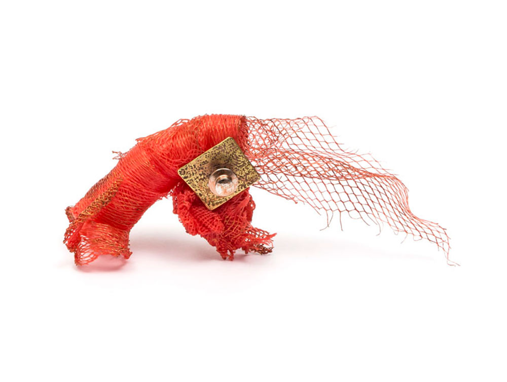 Irene Palomar, Brooch: Untitled, 2018, Bronze, recycled plastic net. 10 x 7 x 3 cm, Photo by: Damián Wasser, From series: Maridajes Eclécticos, Technique: Construction, thermoformed, acrylic paint.